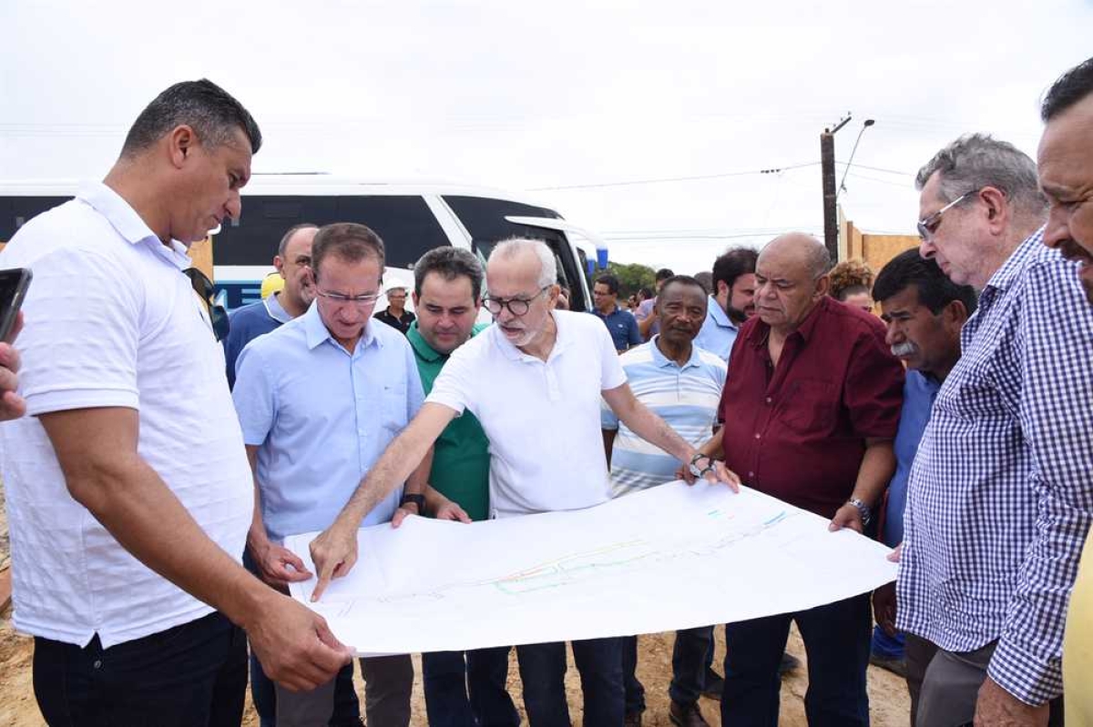 Acompanhado de vereadores, prefeito Edvaldo inspeciona obras em execução na cidade (Foto: Ana Lícia Menezes/ PMA)