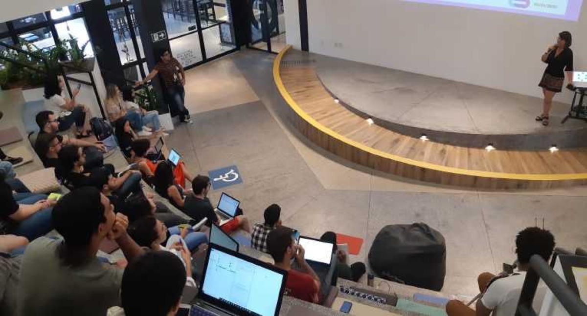 Estudantes trabalham na criação de startups voltadas à Educação (Foto: Unit)