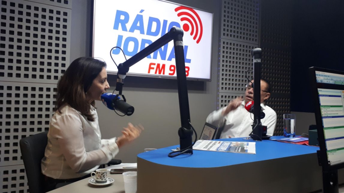 Emília concede entrevista a Gilmar Carvalho, que quer convencê-la a disputar a PMA (Foto: Assessoria Emília Corrêa)