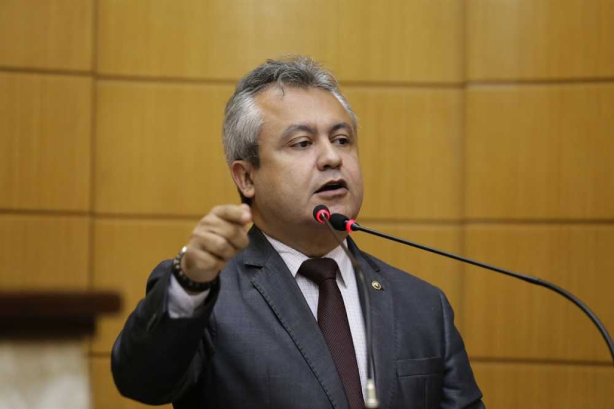 Elber volta a falar sobre o aumento da cobrança dos estacionamentos dos shoppings de Aracaju
(Foto: Gilton Rosas/ CMA)