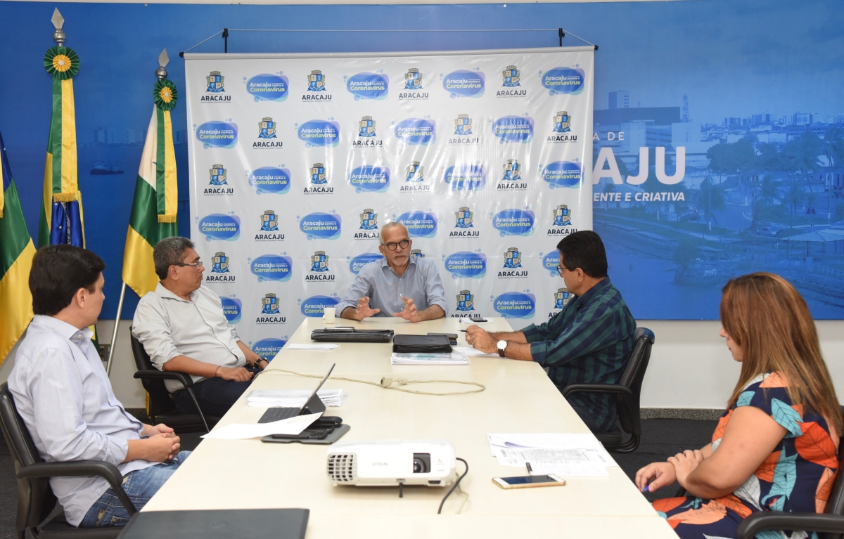 Prefeito de Aracaju discute com Assistência Social cadastramento de autônomos para auxílio emergencial (Foto: Ana Lícia Menezes/ PMA)