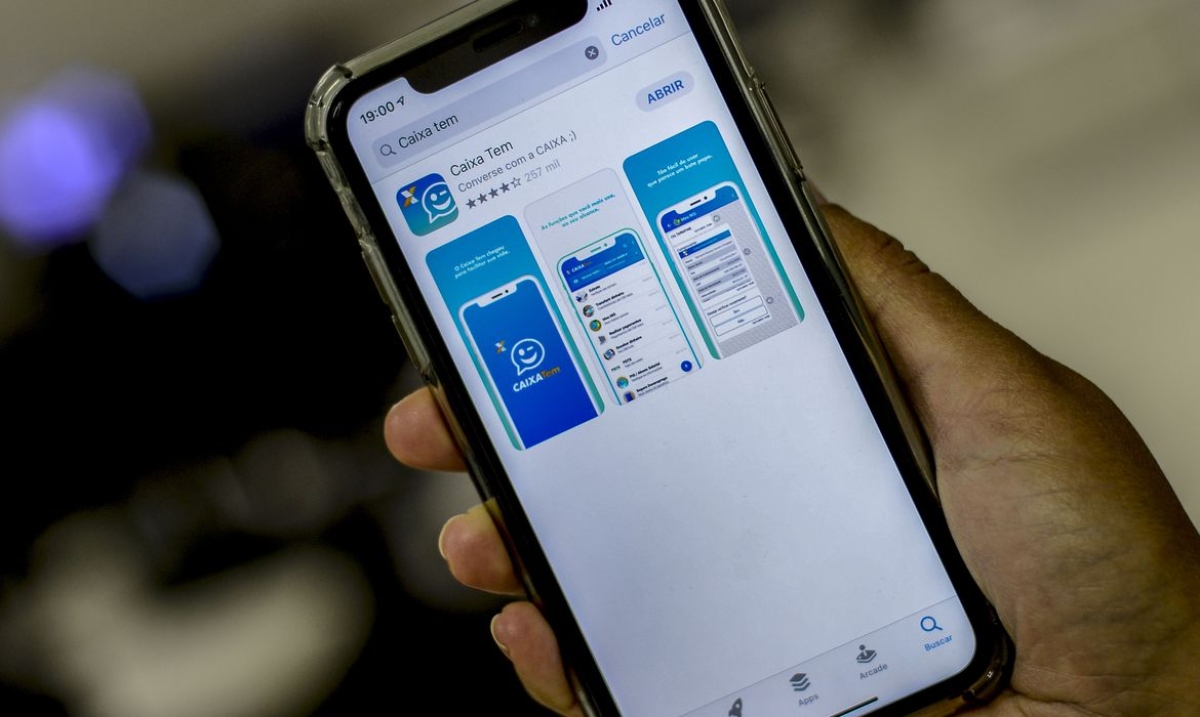 Beneficiários do auxílio emergencial podem pagar compras via celular (Foto: Marcello Casal Jr./ Agência Brasil)