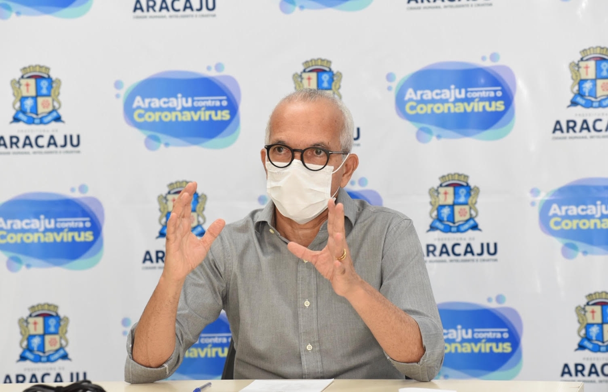 Edvaldo Nogueira: "Enquanto a oposição pensa em eleição, eu me preocupo em salvar vidas" (Foto: Ana Lícia Menezes/ Assessoria Prefeitura de Aracaju)