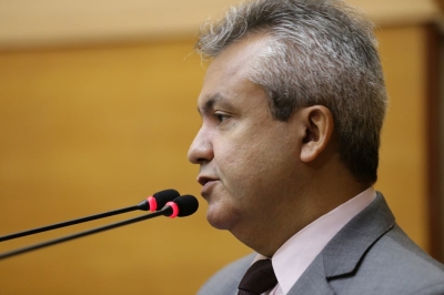 "Edvaldo gastou 3 milhões de reais do Coronavírus com publicidade em apenas 4 dias", afirma Elber Batalha (Foto: Gilton Rosas/ CMA)