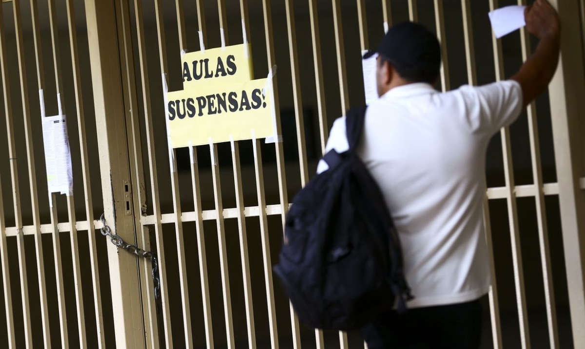 Com escolas fechadas, pais enfrentam desafios no retorno ao trabalho (Foto: Marcelo Camargo/ Agência Brasil)