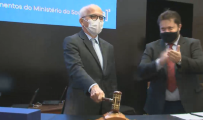 Edvaldo bateu o martelo em ato simbólico após conhecer empresa vencedora do leilão (Foto: Transmissão Bolsa de Valores de SP) Edvaldo bateu o martelo em ato simbólico após conhecer empresa vencedora do leilão (Foto: Transmissão Bolsa de Valores de SP)