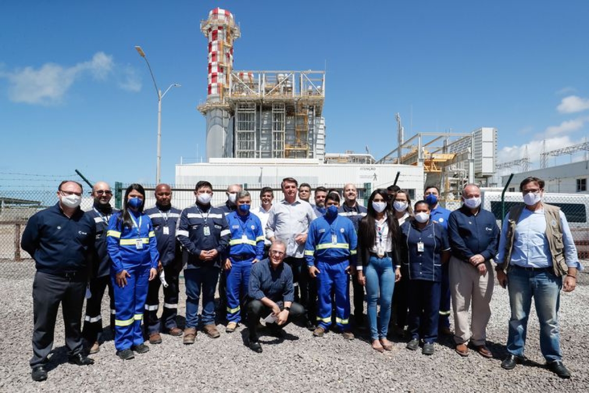 O presidente da República, Jair Bolsonaro, posa para foto com funcionários da UTE Porto de Sergipe I (Foto: Alan Santos/ PR)