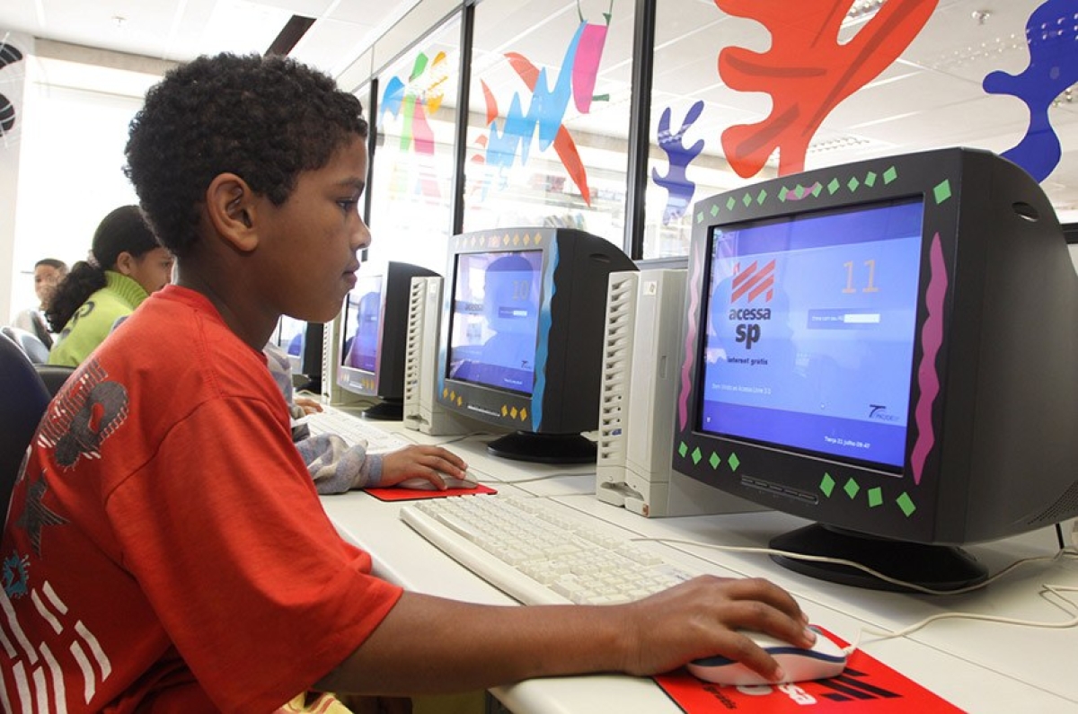 Criança de família de baixa renda usa a internet em programa do governo de São Paulo: apesar de bilionário, uso de dinheiro de fundo para ampliar acesso à rede é exceção à regra (Foto: Nelson Almeida/ Governo do Estado de SP)