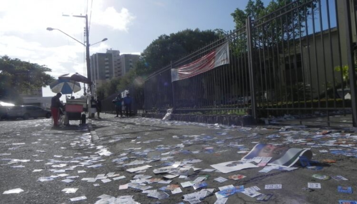 Descartar santinhos em via pública é crime ambiental, e no dia da eleição essa prática é também crime eleitoral (Foto de arquivo: Portal Infonet)