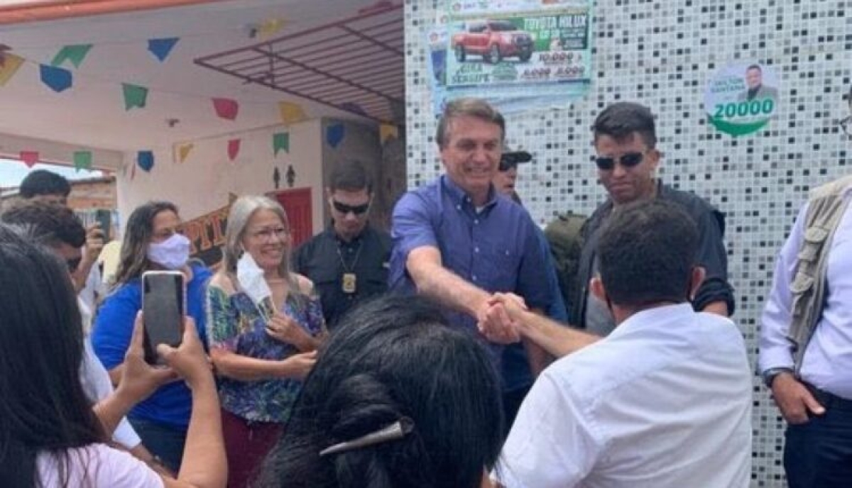 Presidente da República, Jair Bolsonaro, cumprimentou populares em uma lanchonete próximo ao aeroporto (Foto: Rede Social)