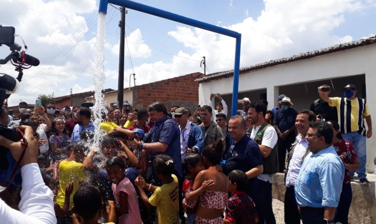Bolsonaro inaugura etapa do Canal do Sertão em Alagoas (Foto: Mauricio de Almeida/ TV Brasil)