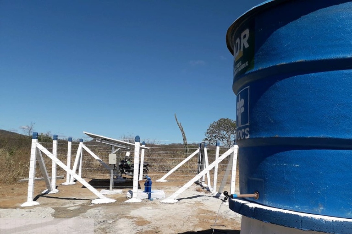 Em lugares em que a rede elétrica não está próxima aos poços perfurados, o Governo Federal tem utilizado painéis de energia solar e placas fotovoltaicas para fazer funcionar as bombas e sistemas (Foto: DNOCS)