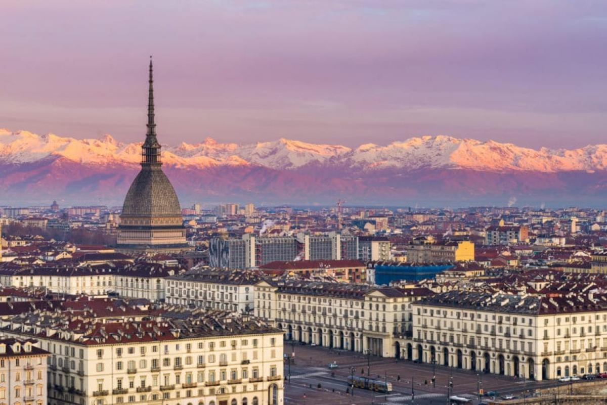 Nâo esqueça de quando estiver caminhando pelo centro da cidade, de observar o pináculo da Mole Antonelliana (Foto: Carla Passos)