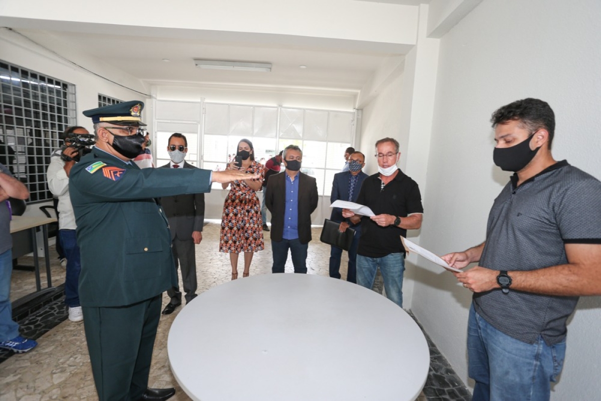 Vereador sargento Vieira presta juramento na Câmara logo após a morte de Jason Neto (Foto: Destaque Notícias)