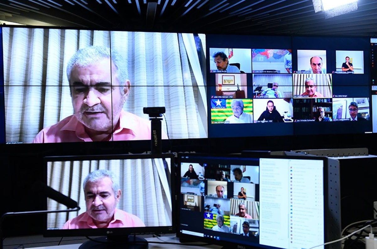 O relator da matéria no Senado, Angelo Coronel, durante a sessão desta quarta-feira (Foto: Marcos Oliveira/ Agência Senado)
