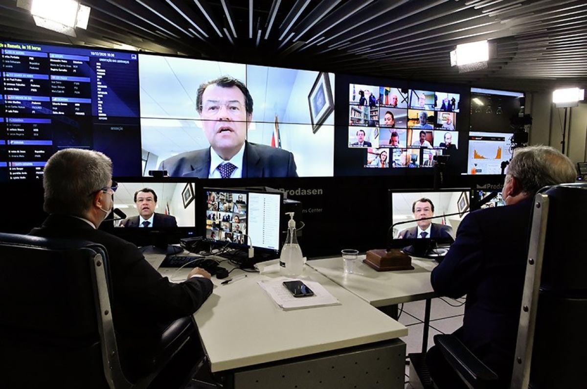 Relator, Eduardo Braga disse que o projeto deve contribuir para aumentar a concorrência no setor do gás natural e expandir a rede de transporte do combustível (Foto: Waldemir Barreto/ Agência Senado)