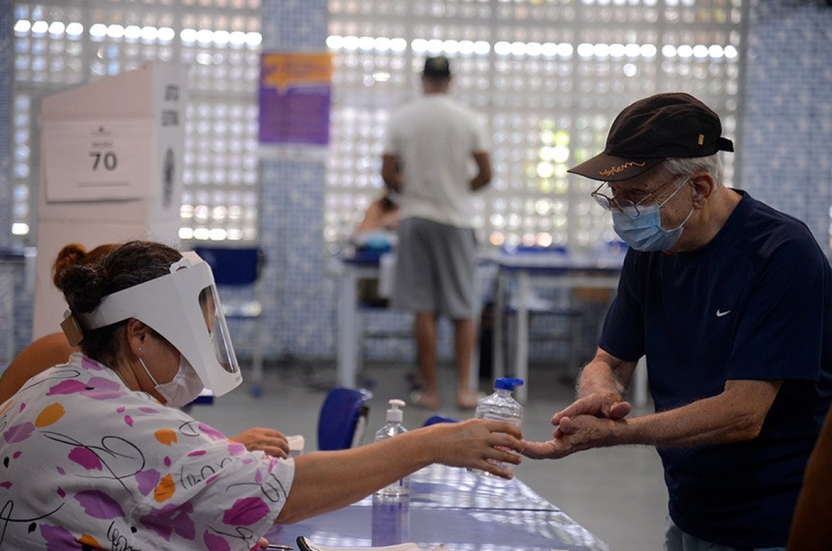 Votação no Rio: máscaras, escudos faciais e álcool gel marcaram as eleições deste ano (Foto: Tomaz Silva/ Agência Brasil)
