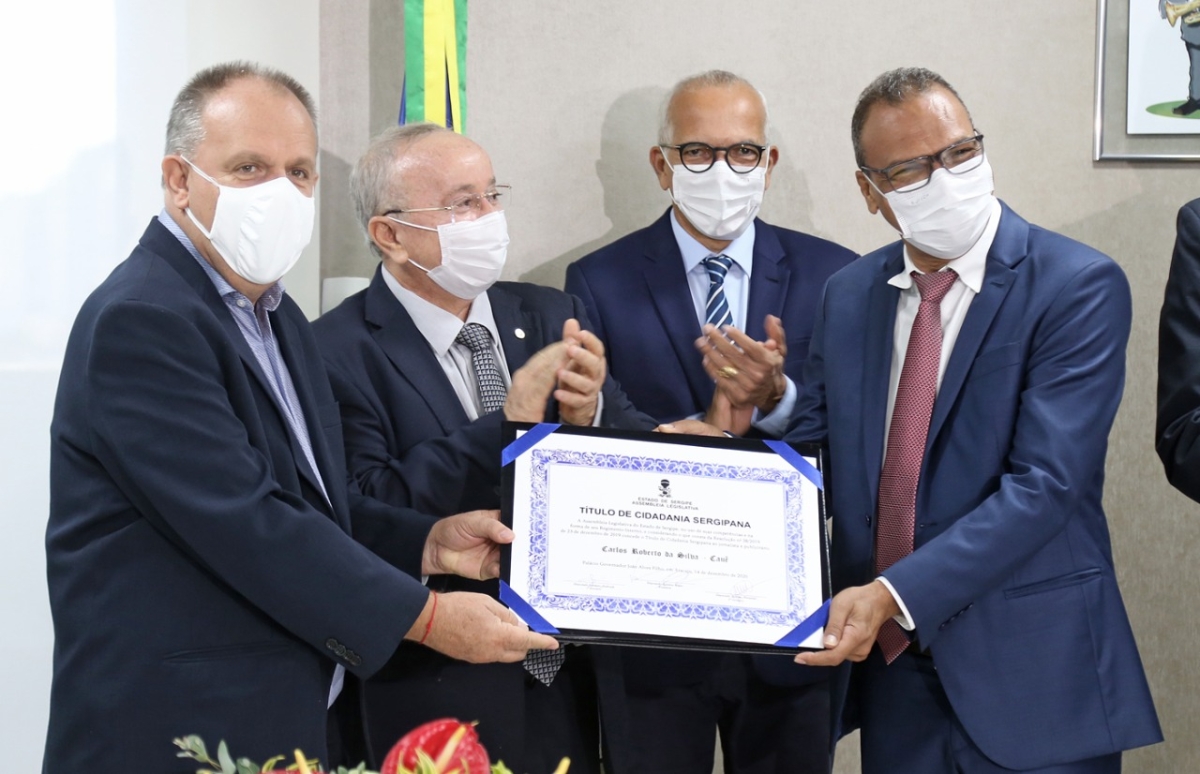 Carlos Cauê recebe título de Cidadão Sergipano pela Assembleia Legislativa (Foto: Marcelle Cristinne/ Prefeitura de Aracaju)
