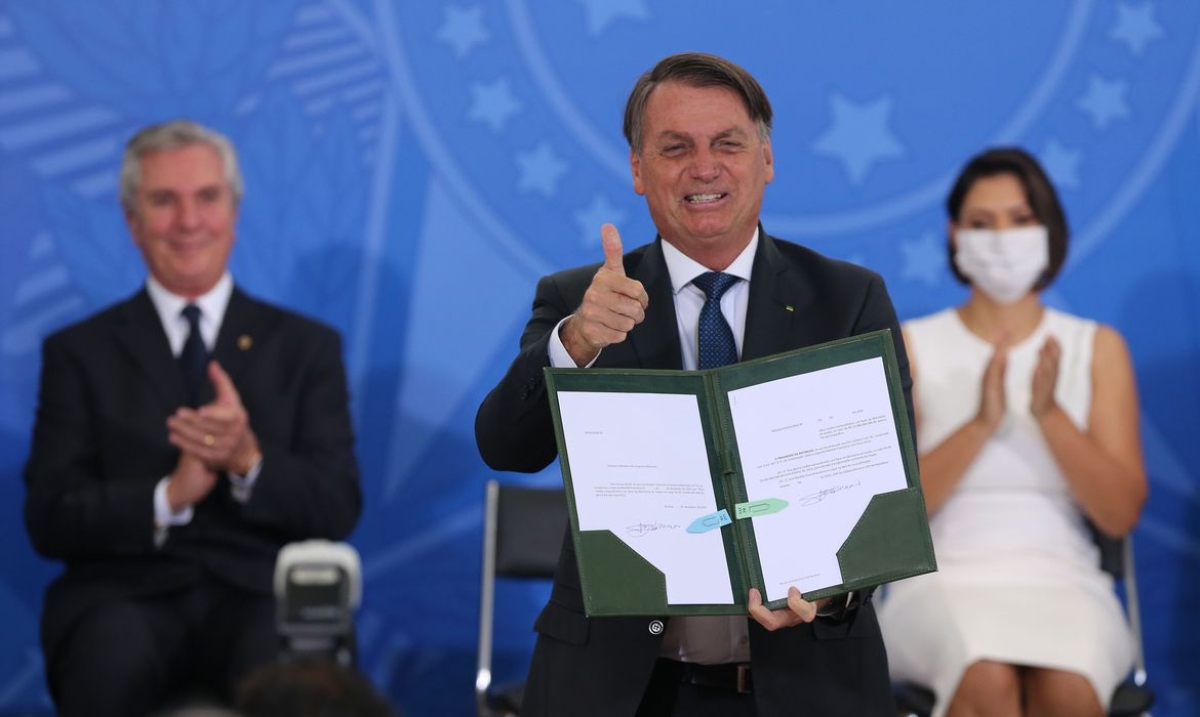 Vacinação será gratuita e voluntária, disse Bolsonaro ao assinar MP (Foto: Fabio Rodrigues Pozzebom/ Agência Brasil)