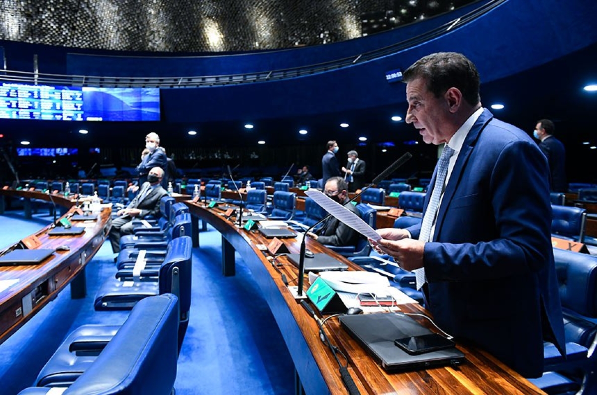Relator, Vanderlan Cardoso defende a proposta no Plenário, na sessão desta terça-feira (Foto: Marcos Oliveira/ Agência Senado)