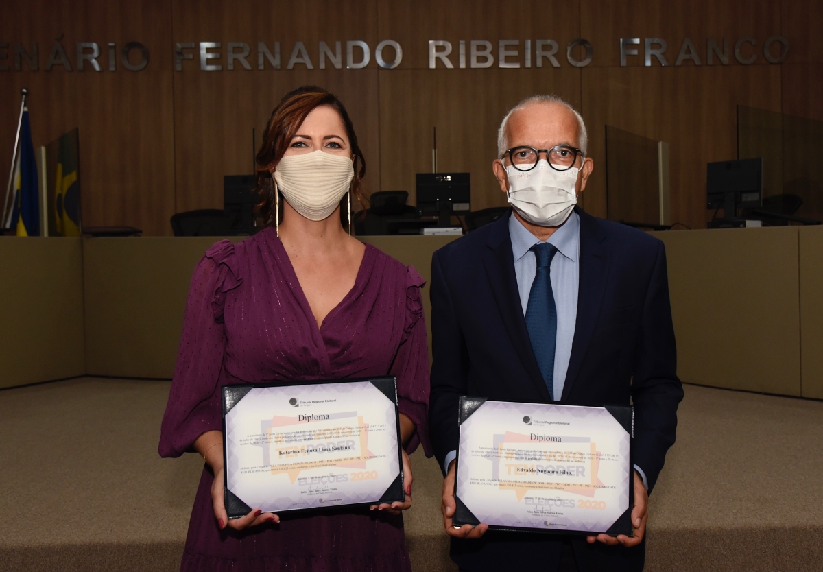 Prefeito e vice-prefeita foram diplomados no último dia 17 (Foto: Ana Lícia Menezes/ Prefeitura de Aracaju)