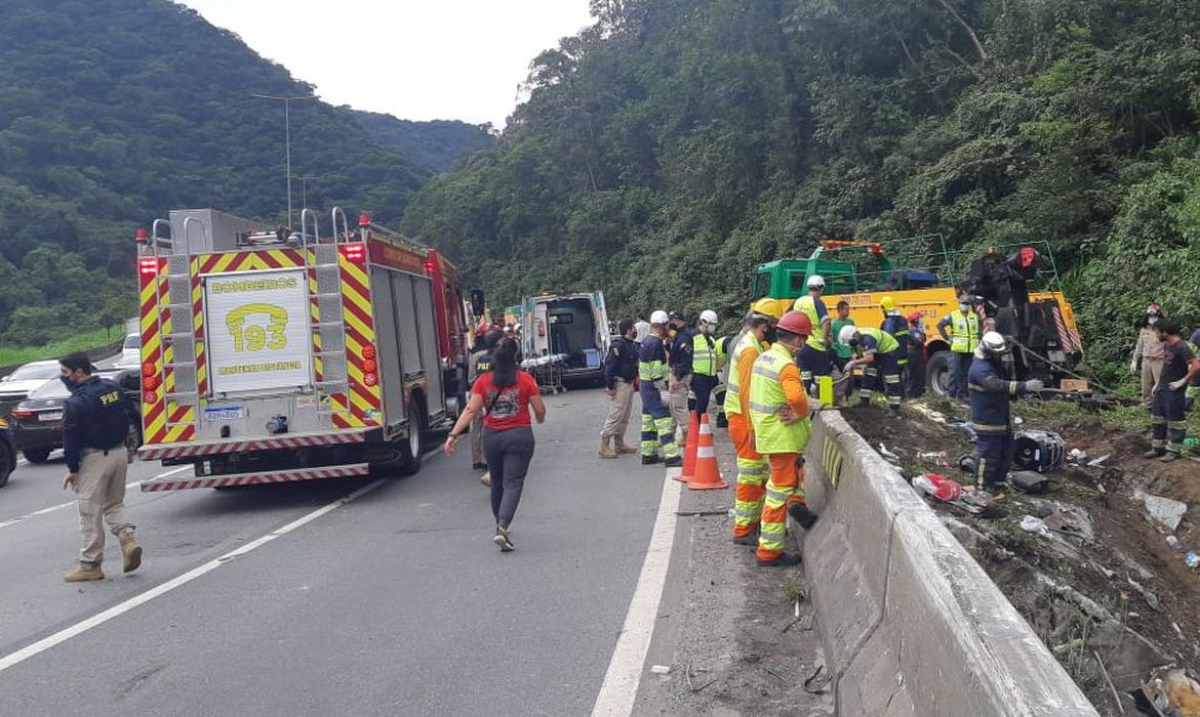 Acidente de ônibus no Paraná deixa 19 mortos (Foto: Divulgação/ Polícia Rodoviária Federal)