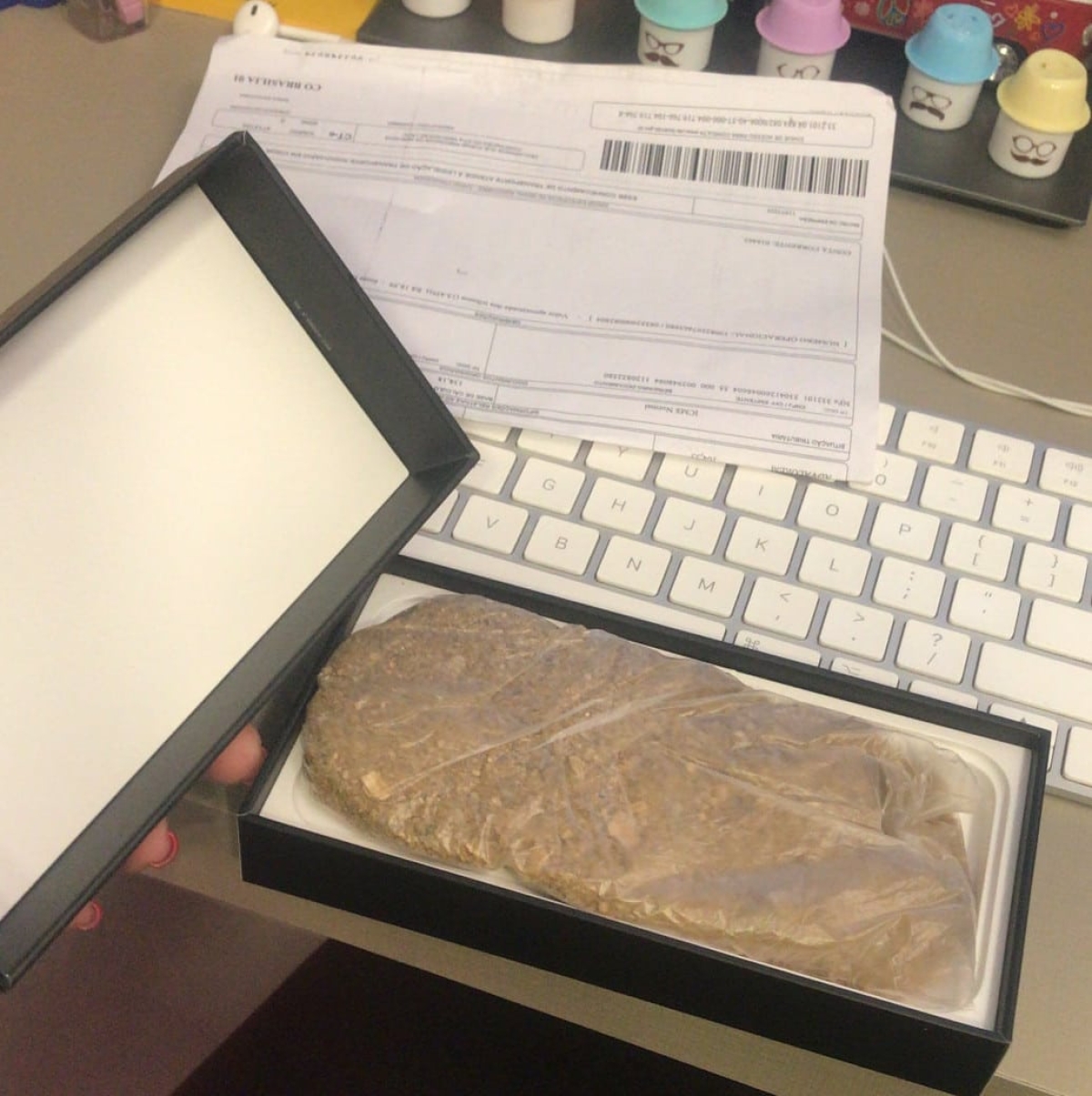 Mulher compra iPhone 12 e recebe saco de areia (Foto: Olhar Digital)
