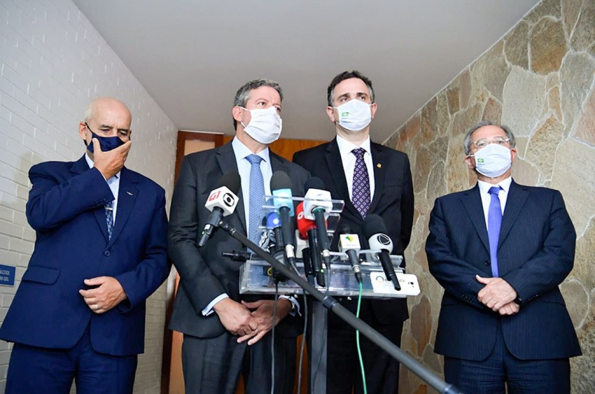 Pauta econômica: o presidente do Senado, Rodrigo Pacheco (terceiro à direita), se reuniu nesta sexta com o ministro da Secretaria de Governo, Luiz Eduardo Ramos, o presidente da Câmara, Arthur Lira, e o ministro da Economia, Paulo Guedes (Foto: Marcos Brandão/ Senado Federal)