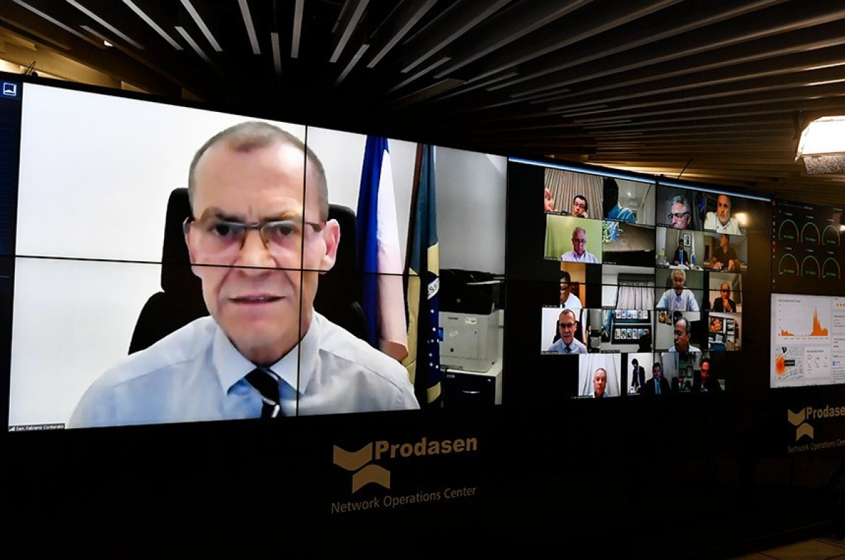 O autor da proposta, senador Fabiano Contarato, em sessão remota, em abril de 2020 (Foto: Leopoldo Silva/ Agência Senado)