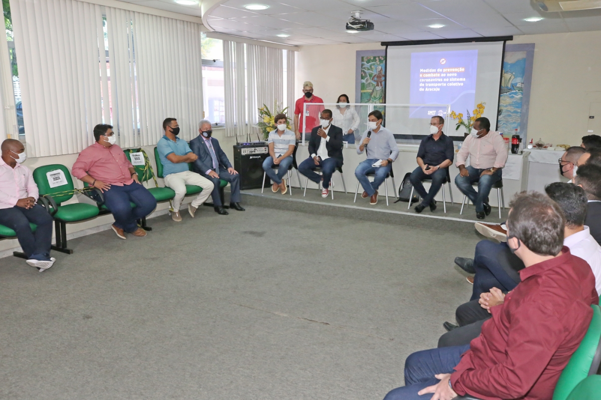 Prefeitura apresenta a vereadores novas medidas para conter o coronavírus no transporte público (Foto: Sérgio Silva/ Prefeitura de Aracaju)