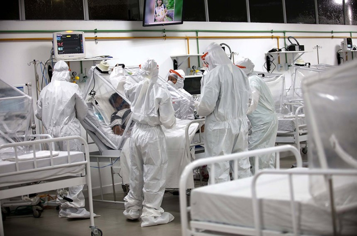 Médicos e enfermeiros em ação em hospital de campanha em Manaus (Foto: Mário Oliveira/ SEMCOM)