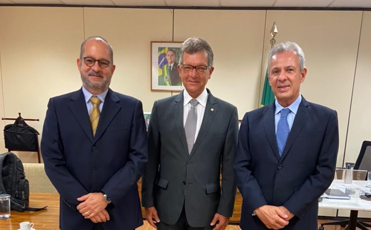 Laércio Oliveira com o ministro das Minas e Energia Bento Albuquerque e o superintendente de Desenvolvimento Econômico de Sergipe, Marcelo Menezes (Foto: Site Laércio Oliveira)