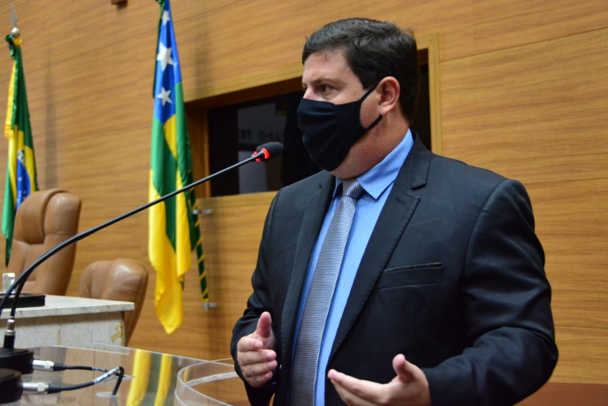 João Marcelo cobra reestruturação de sistema elétrico para climatização da Escola General Calazans em Dores (Foto: Jadilson Simões)