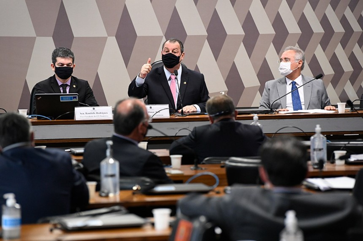 Randolfe Rodrigues, vice-presidente, Omar Aziz, presidente, e Renan Calheiros, relator da CPI (Foto: Edilson Rodrigues/ Agência Senado)