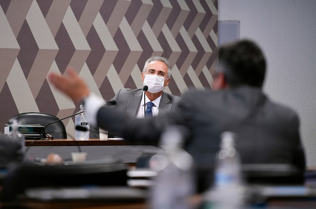 O relator, Renan Calheiros, discutiu com Ciro Nogueira, da base do governo, sobre os encaminhamentos da CPI da Pandemia (Foto: Edilson Rodrigues/ Agência Senado)
