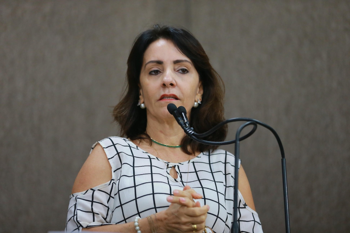 "Prefeito passou mais de um ano sendo omisso", diz Emília Corrêa (Foto: César de Oliveira)