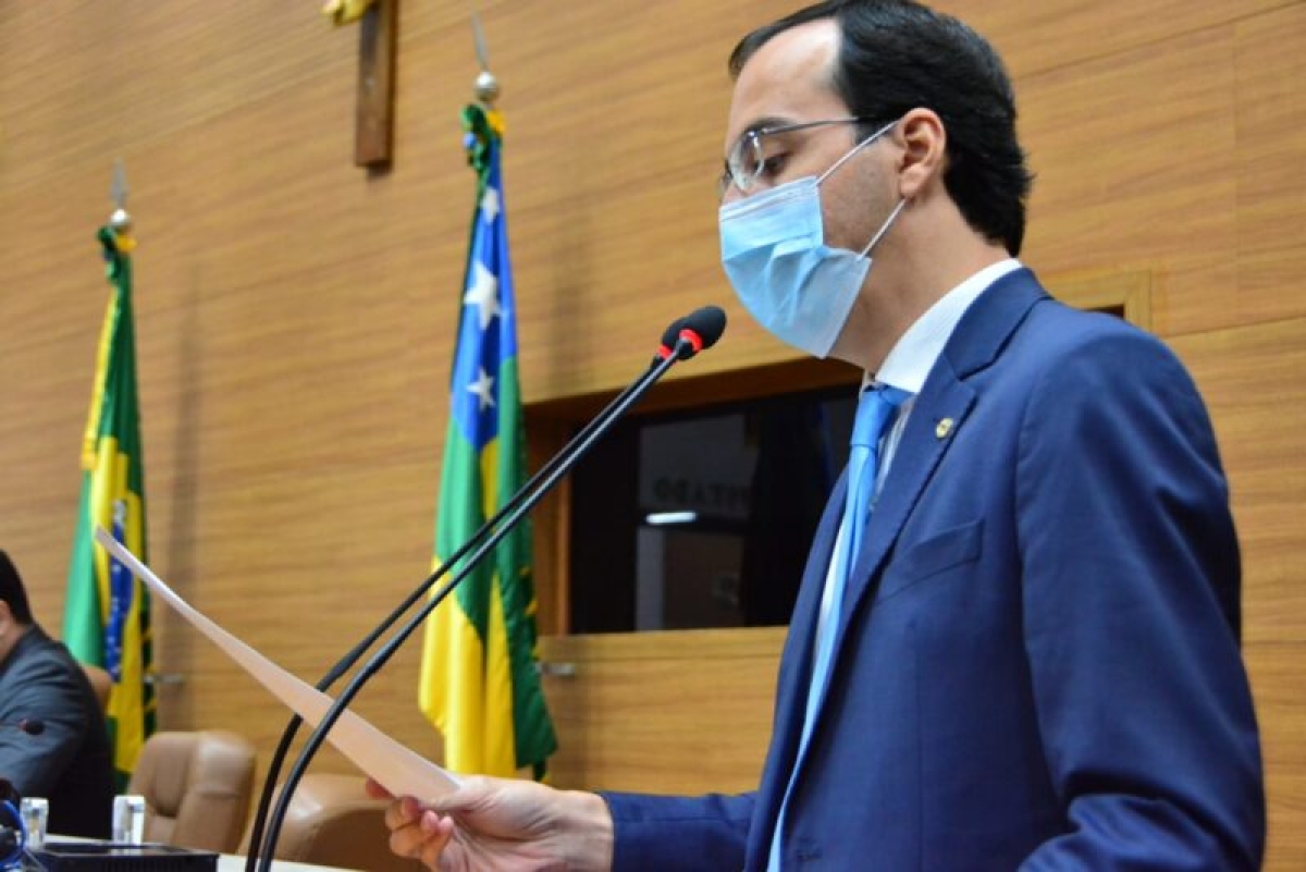 Georgeo Passos lê requerimento da CPI da Covid-19 (Foto: Jadilson Simões/ Alese)