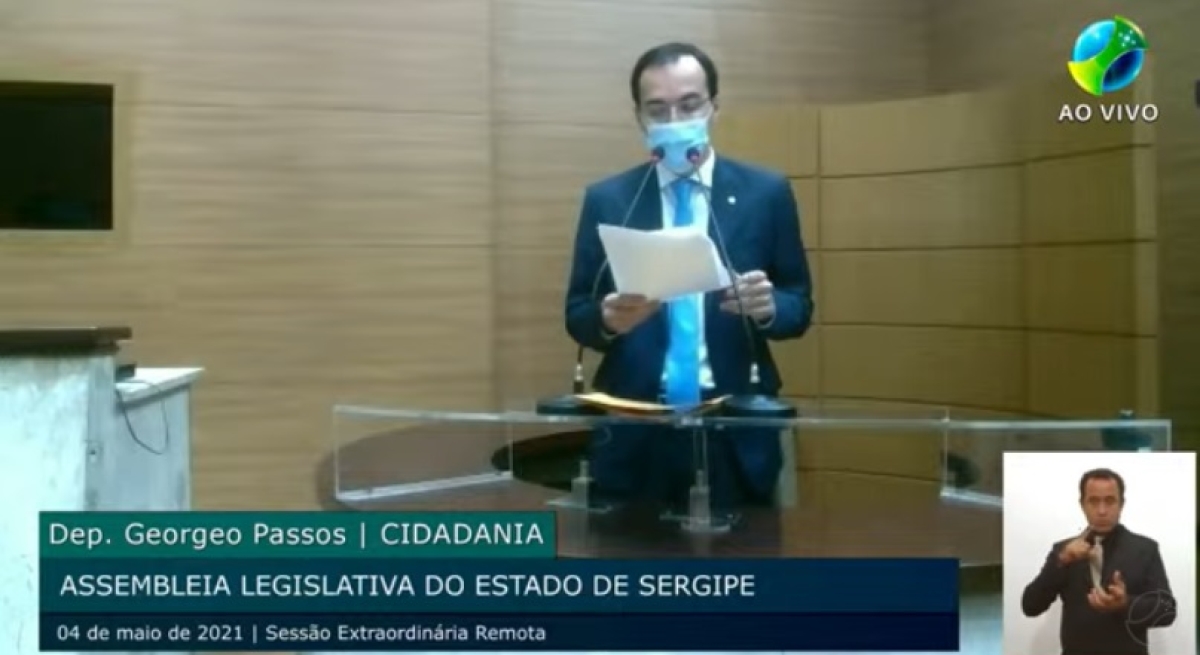 Deputado Georgeo Passos fez a leitura do requerimento que pede a abertura da CPI na Alese (Imagem: Reprodução de vídeo/ Alese)