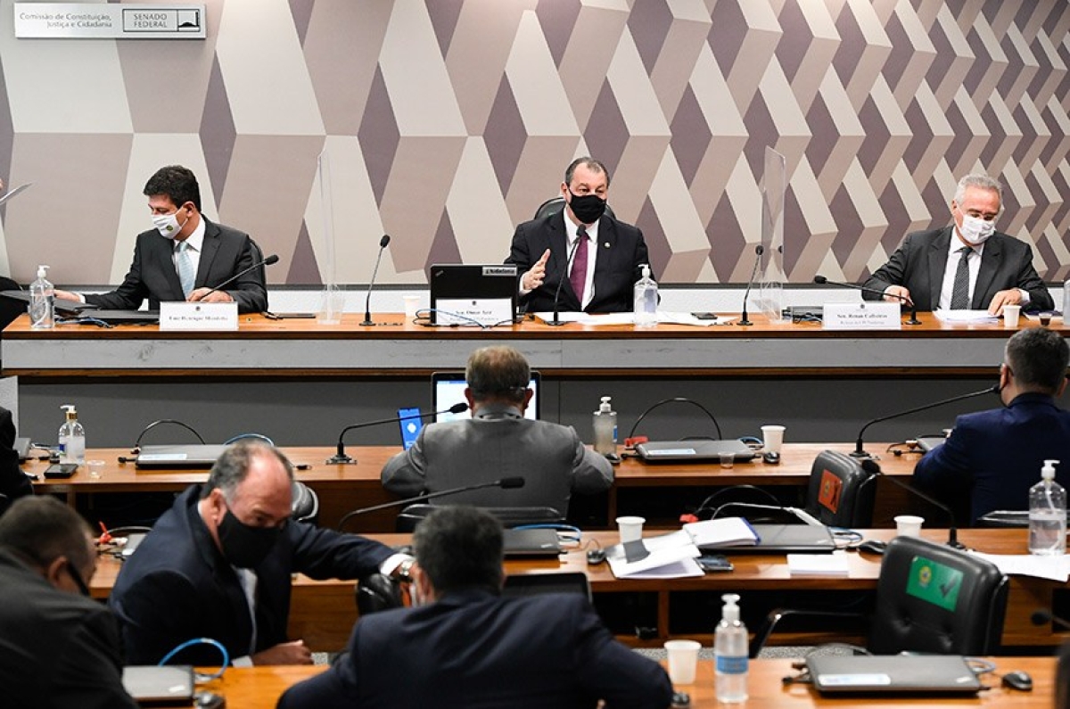 O presidente da CPI, Omar Aziz, entre o ex-ministro Mandetta (E) e Renan Calheiros, nesta terça, 4/5 (Foto: Jefferson Rudy/ Agência Senado)