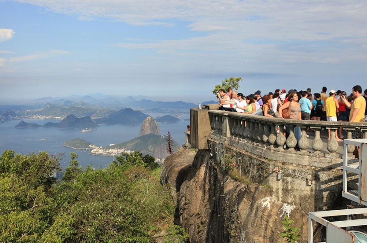 Turistas no Corcovado, no Rio, antes da pandemia: setor foi duramente atingido pela crise sanitária (Foto: Ricardo Carreon)