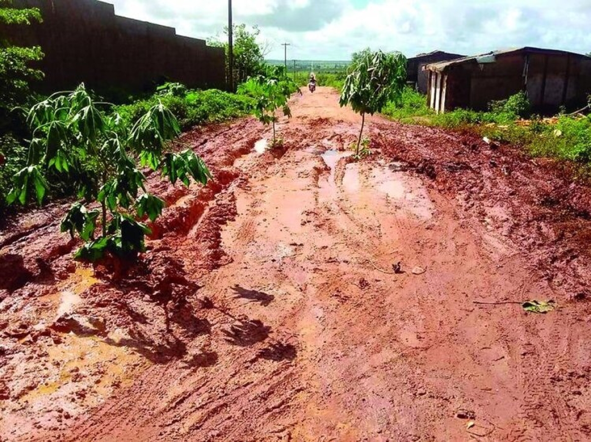 Kitty Lima volta a cobrar asfalto na rodovia que liga Gararu a Glória: "O povo está na lama" (Foto: Assessoria Kitty Lima)