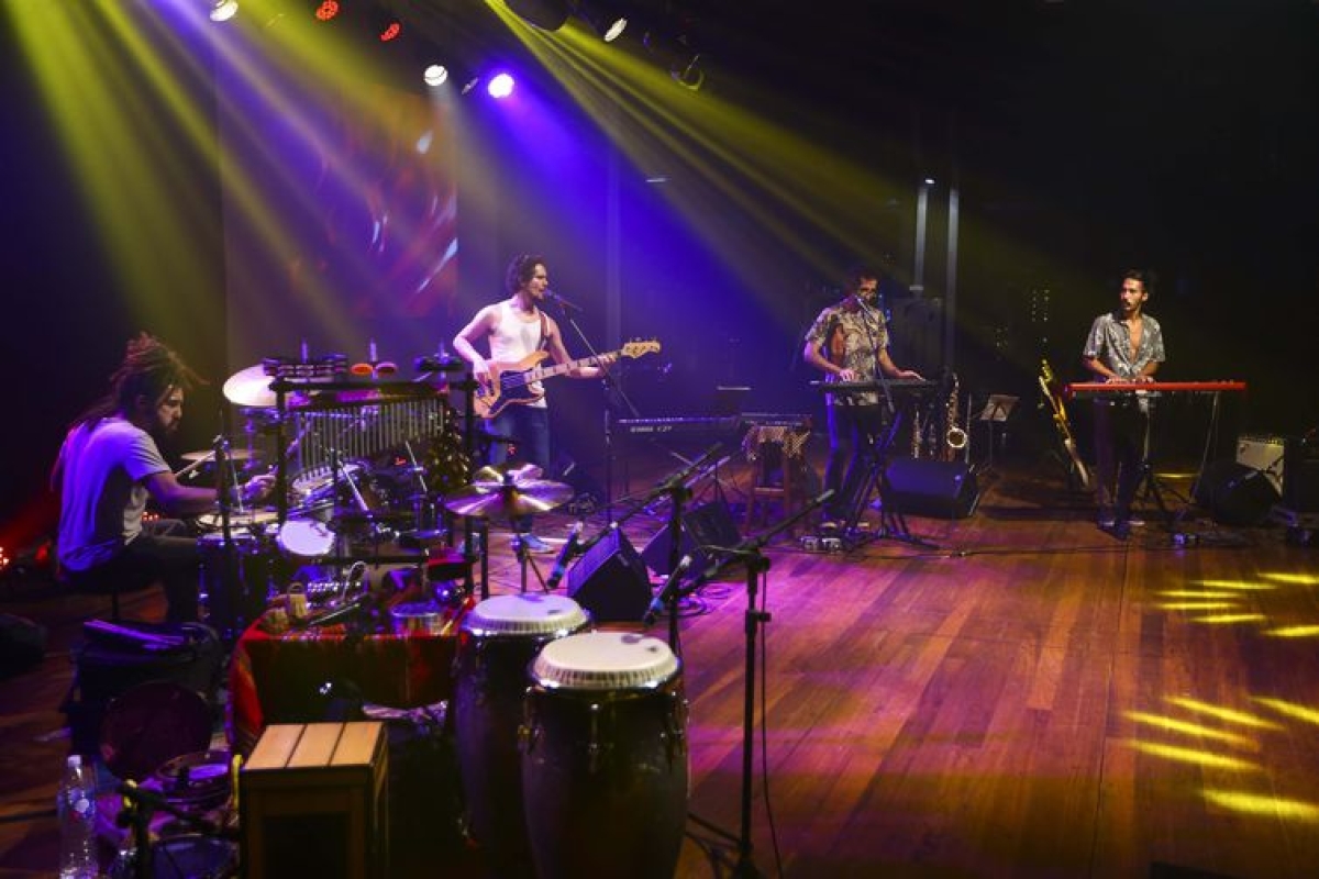 A banda A Engrenagem, durante participação no Festival de Música Nacional FM (Foto: Marcelo Camargo/ Agência Brasil)