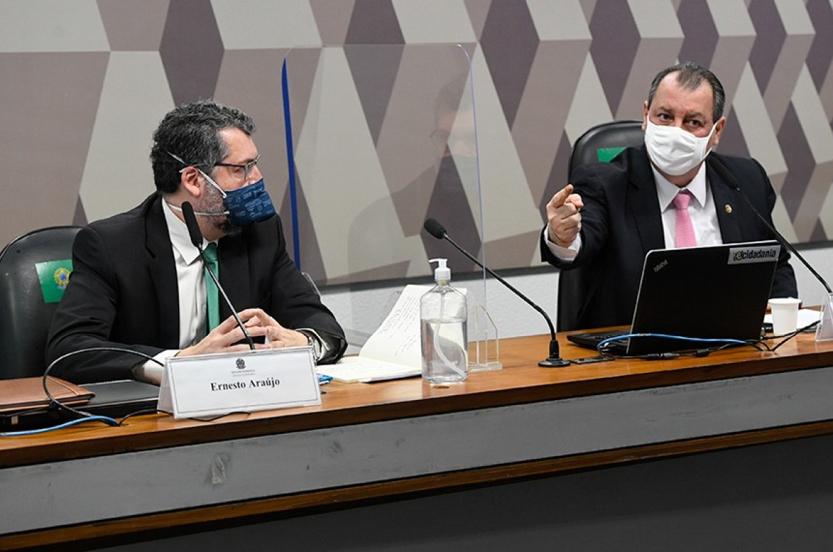 Ernesto Araújo (à esquerda) e Omar Aziz durante a audiência desta terça na CPI da Pandemia (Foto: Jefferson Rudy/ Agência Senado)