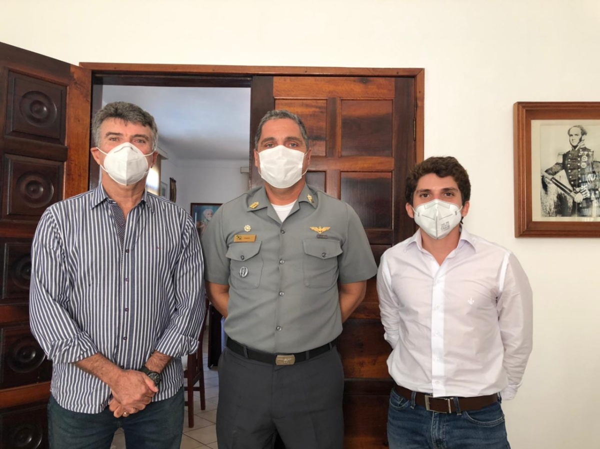 Garibalde Mendonça e Breno Mendonça visitam comandante da Capitania dos Portos de Sergipe (Foto: Ferreira Filho)