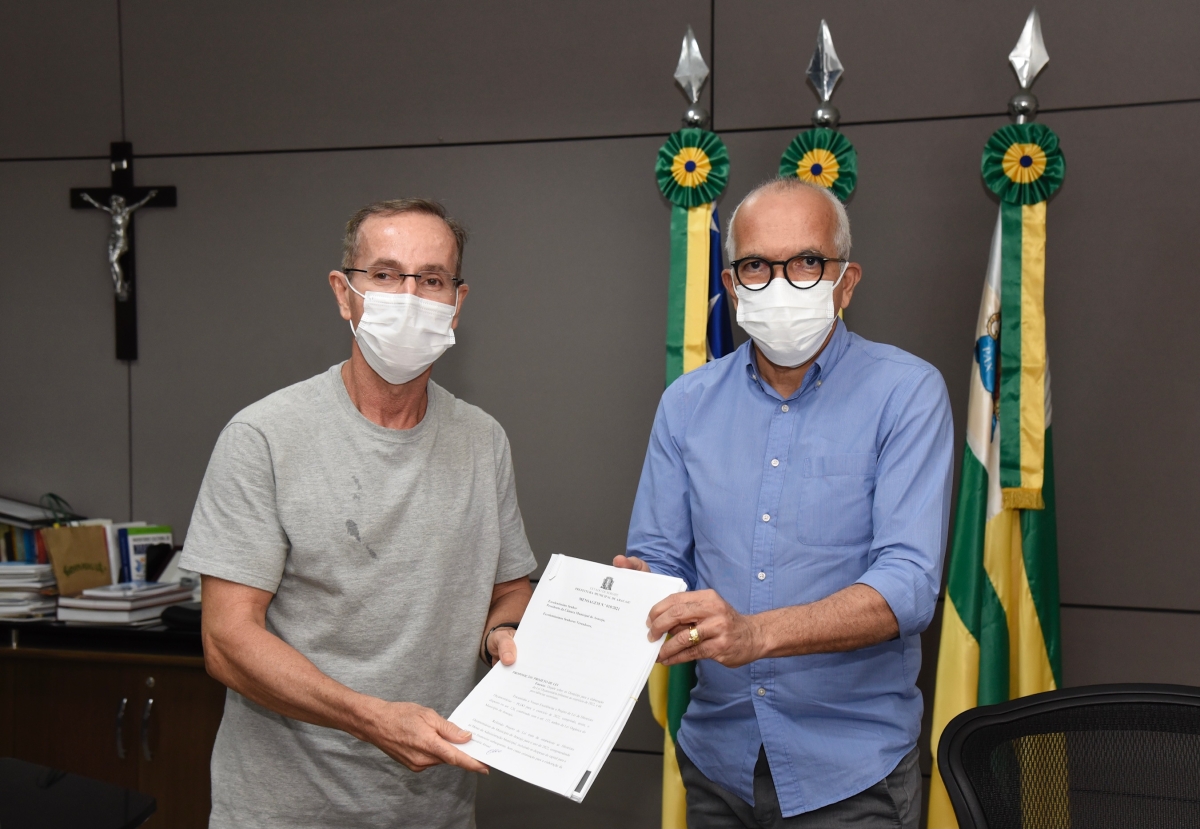 Prefeito Edvaldo entrega projeto da LDO para 2022 ao presidente da Câmara (Foto: Ana Lícia Menezes/ PMA)