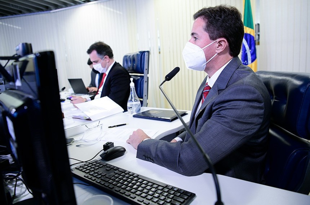 O senador Veneziano Vital do Rêgo (à direita), relator da matéria, durante a votação desta quarta-feira (Foto: Pedro França/ Agência Senado)