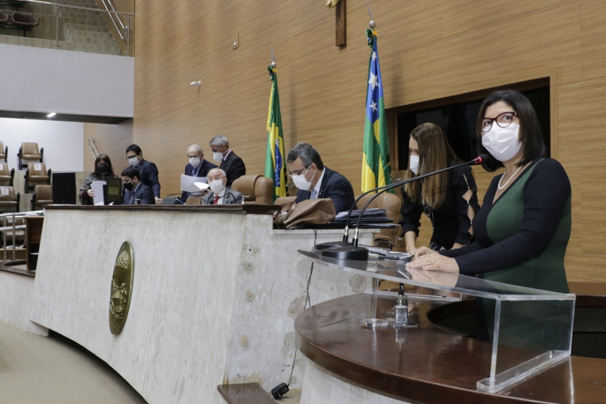 Secretária presta contas aos deputados das ações da Saúde no 1º quadrimestre deste ano (Foto: Valter Sobrinho/ SES/SE)