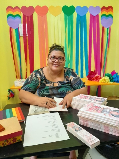 Daniela Bento lança "O Feminino que Carrego - cotidiano em prosa e verso" (Foto: Arquivo Pessoal)  