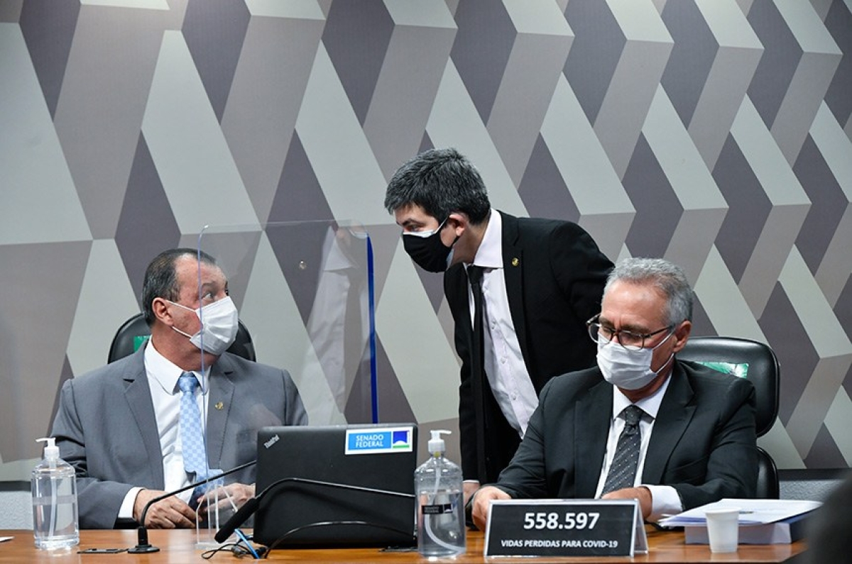Os senadores Omar Aziz (PSD-AM), Randolfe Rodrigues (Rede-AP) e Renan Calheiros (MDB-AL) viram ação política no inquérito aberto pela PF para investigar supostos vazamentos de documentos encaminhados à CPI
(Foto: Leopoldo Silva/ Agência Senado)