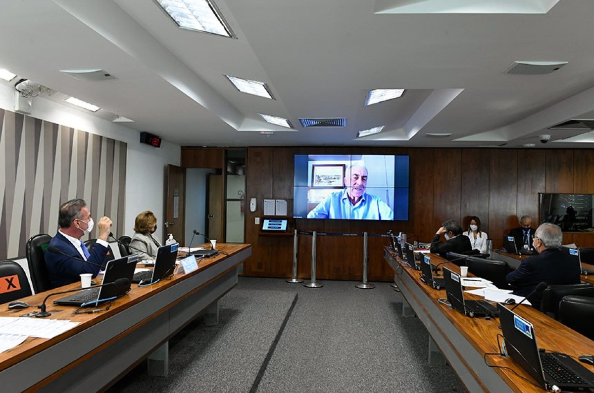Otto Alencar (telão) relata o projeto na reunião semipresencial da Comissão de Assuntos Sociais (Foto: Roque de Sá/ Agência Senado)